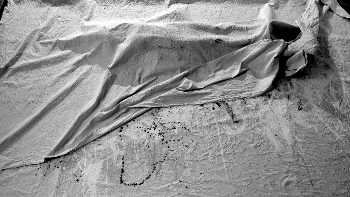 auf-deine-Schläfen-tropft-schwarzer-Tau-4 Benzinkaninster